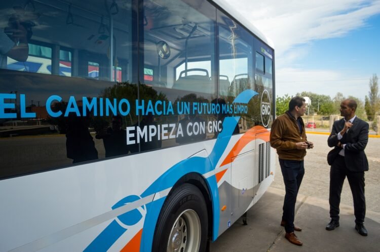 Presentaron en la EDIRO un colectivo a GNC para evaluar su incorporación al servicio interurbano. Recorrerá el corredor de Juana Koslay