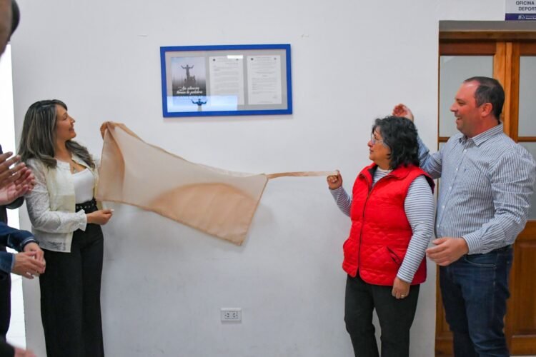 Juana Koslay recupera parte de su historia con la reedición de “Los silencios toman la palabra”