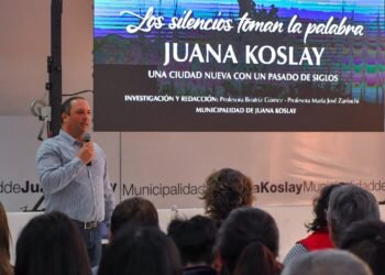 Juana Koslay recupera parte de su historia con la reedición de “Los silencios toman la palabra”