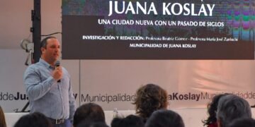 Juana Koslay recupera parte de su historia con la reedición de “Los silencios toman la palabra”