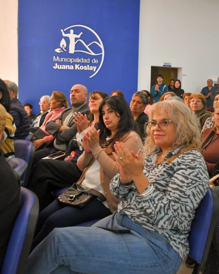 Juana Koslay recupera parte de su historia con la reedición de “Los silencios toman la palabra”