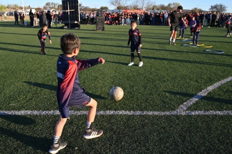 ‘Creciendo con tu Club’: el Gobernador inauguró el nuevo SUM del Club ‘El Chorrillo’