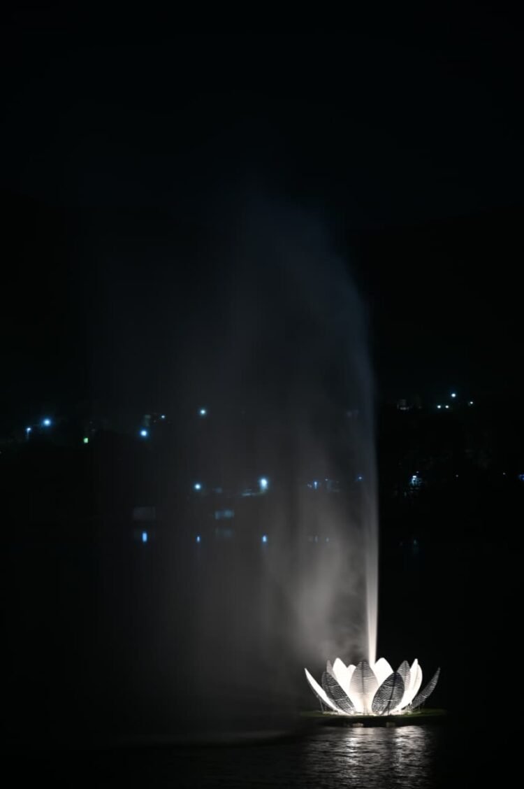 Inauguran una fuente en forma de flor en el lago Potrero de los Funes