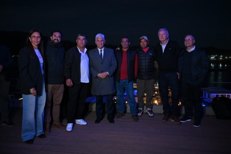Inauguran una fuente en forma de flor en el lago Potrero de los Funes