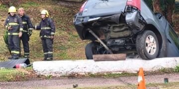 Una camioneta terminó en el canal a la vera de la avenida Aguada de Pueyrredón