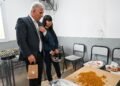 Estudiantes de Donovan le presentaron su proyecto de té de espinillo al Gobernador