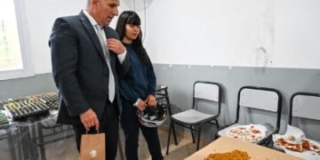 Estudiantes de Donovan le presentaron su proyecto de té de espinillo al Gobernador