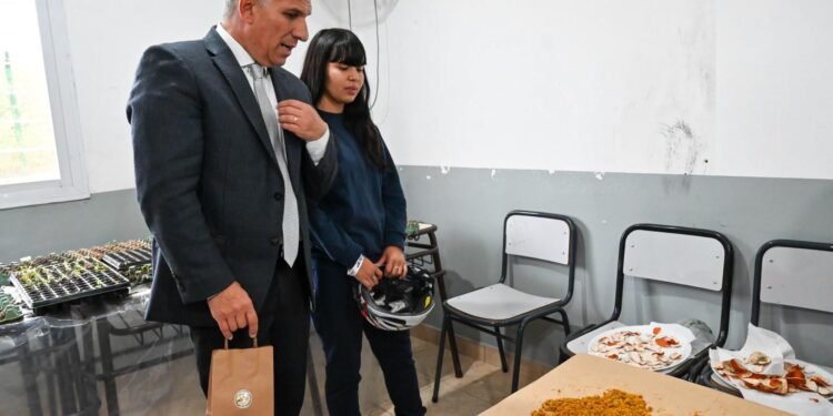 Estudiantes de Donovan le presentaron su proyecto de té de espinillo al Gobernador