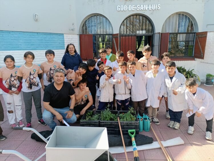 Huertas Productivas Escolares: Se realizó la entrega de insumos y equipamiento en Donovan y Dique Vulpiani