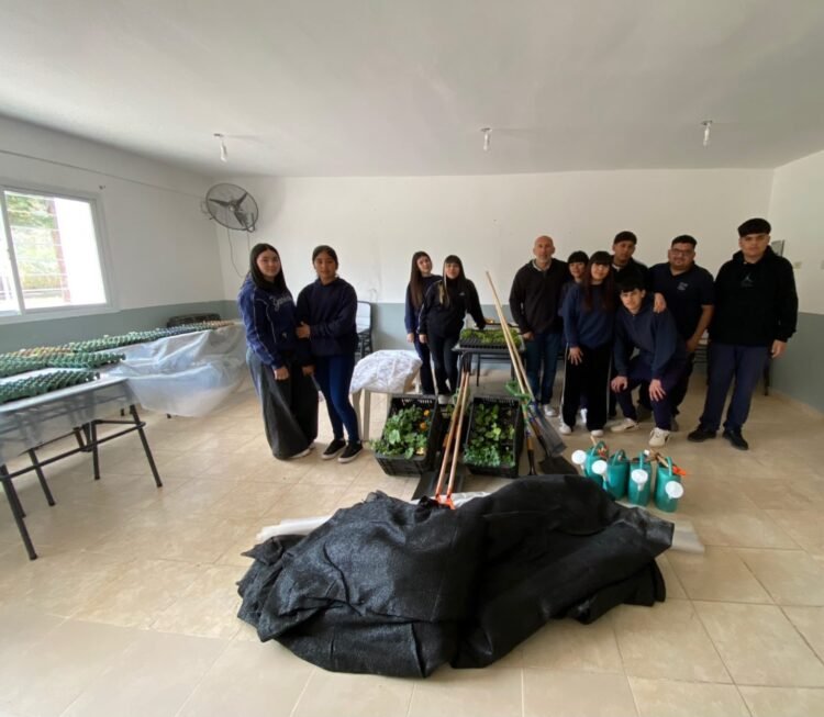 Huertas Productivas Escolares: Se realizó la entrega de insumos y equipamiento en Donovan y Dique Vulpiani