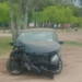 Un auto quedó destrozado tras chocar contra un árbol en la avenida José Santos Ortiz
